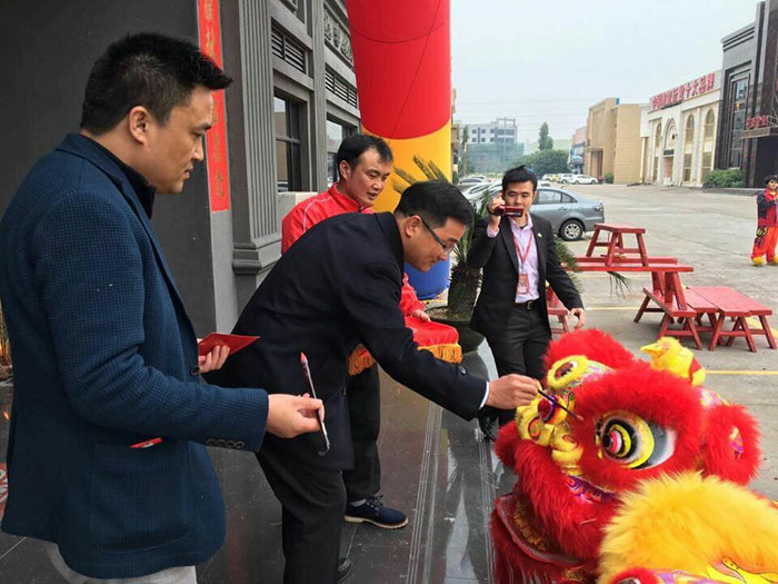 金艾陶瓷磚董事長劉鴻祥給獅子點(diǎn)睛