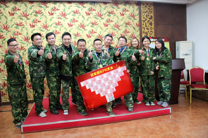 公司領(lǐng)導(dǎo)為取得第一名的小隊頒獎