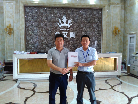 河南濮陽金艾陶瓷磚總代理?xiàng)羁偤徒鸢斟ш栦N區(qū)經(jīng)理合影