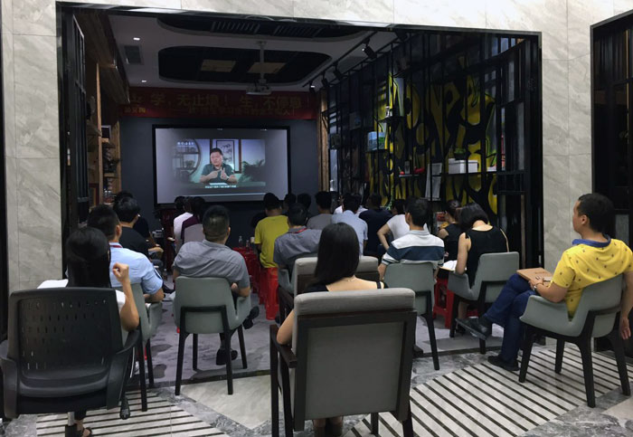 2017年7月1日,陶瓷一線品牌金艾陶瓷磚管理層、銷售精英齊聚總部O2O體驗區舉行“學,無止境!生,不停息”學習分享會。此次分享會中,與會人員就學習《關鍵對話》進行交流與分享,佛山樊登讀書會還派遣了兩位工作人員跟我們分享學習心得。