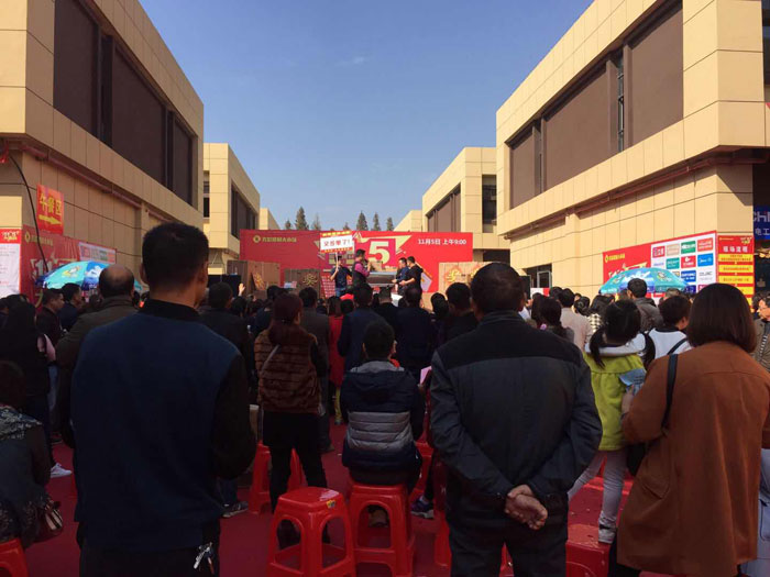 2017年11月5日，百盟光彩建材大市場邀約30家品牌商家聯(lián)合舉辦了本次的家居建材團購會，參加活動的消費者將現(xiàn)場的氛圍不斷推向高潮，金艾陶瓷磚品牌展位無論人氣、銷售都取得空前成功，彰顯品牌大氣風范。