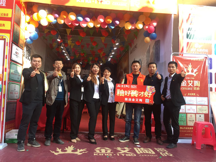 2017年11月5日，百盟光彩建材大市場邀約30家品牌商家聯(lián)合舉辦了本次的家居建材團購會，參加活動的消費者將現(xiàn)場的氛圍不斷推向高潮，金艾陶瓷磚品牌展位無論人氣、銷售都取得空前成功，彰顯品牌大氣風范。