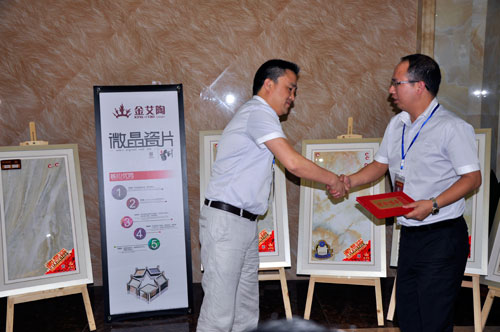 營銷總經(jīng)理為季度開拓冠軍頒發(fā)證書和獎金