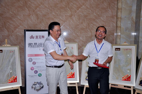 營銷總經(jīng)理為季度銷量冠軍頒發(fā)證書和獎金